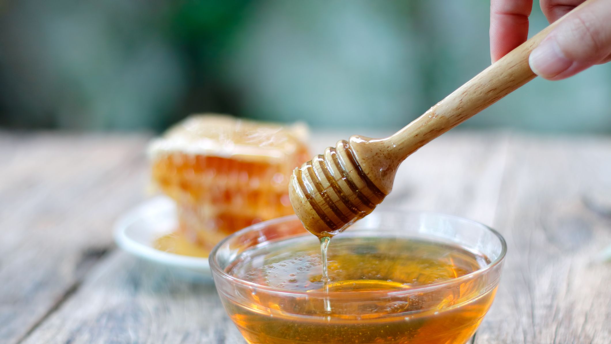 كيف تعرف العسل الحر؟ الحقائق الدامغة للتمييز بين العسل الحر والمغشوش