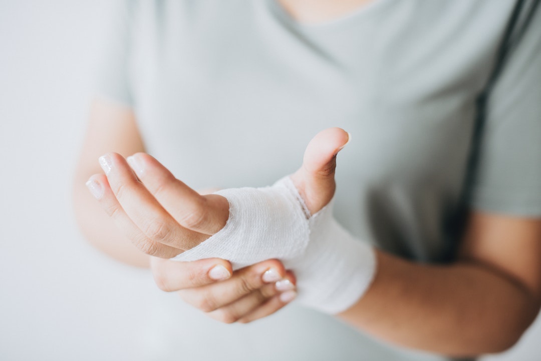 كيف تعرف ان يدك مكسورة | الإعراض وكيفية العلاج