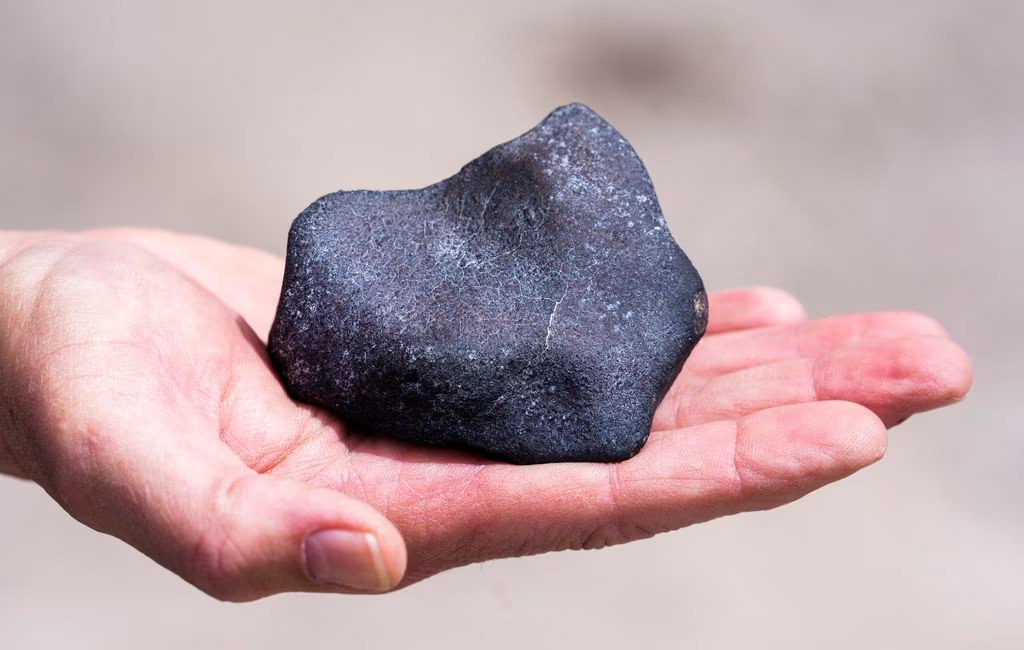 كيف تعرف حجر النيزك الأصلي؟ اكتشف سحر وغموض حجر النيزك