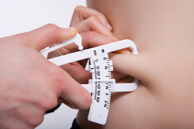 كيف تعرف نسبة الدهون في جسمك؟ دليلك الصحي