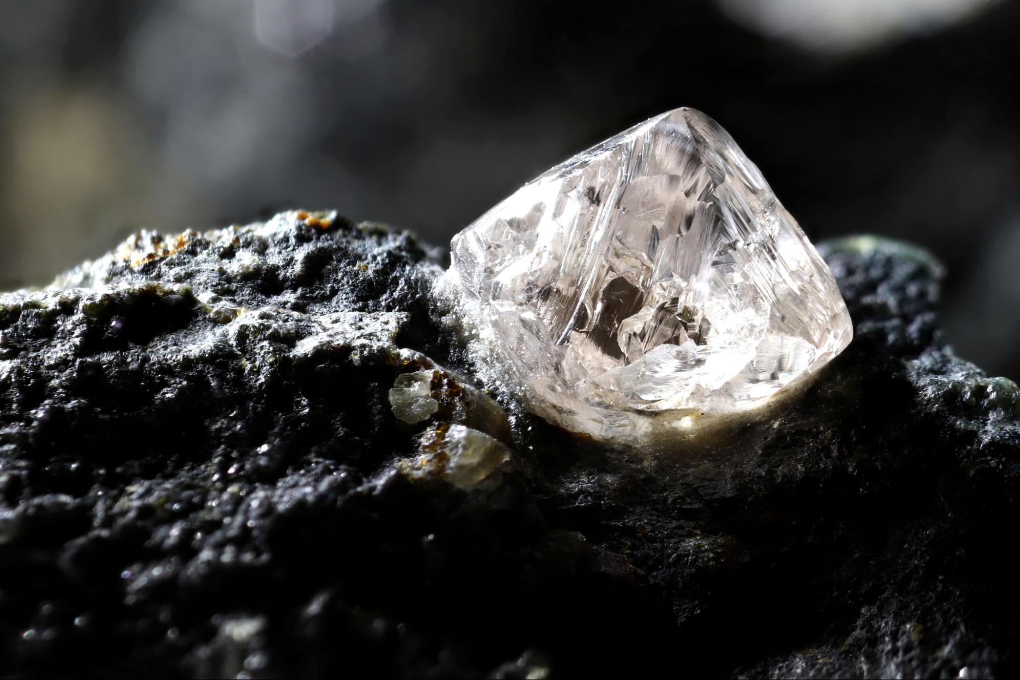 كيف أعرف حجر الماس حقيقي او مزيف؟ أسرار الكشف عن الحجر النفيس وراء البريق