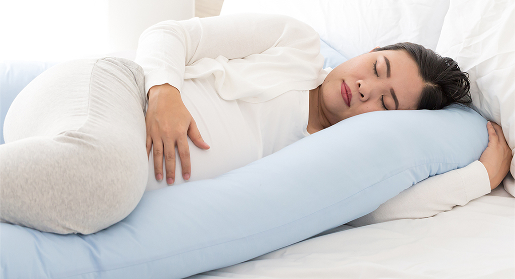 كيفية نوم الحامل في الشهر الثامن