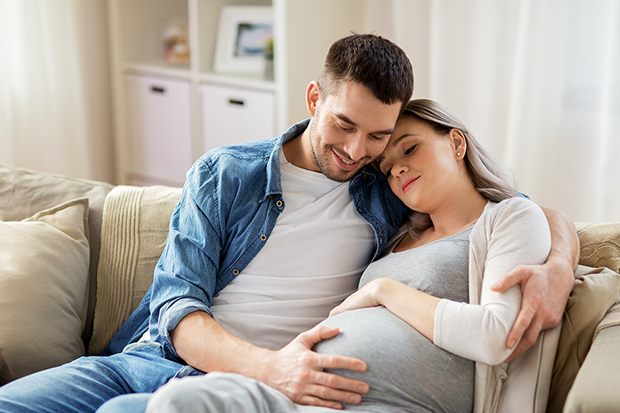 كيف يحدث الحمل بين الزوج والزوجة – الدليل الشامل